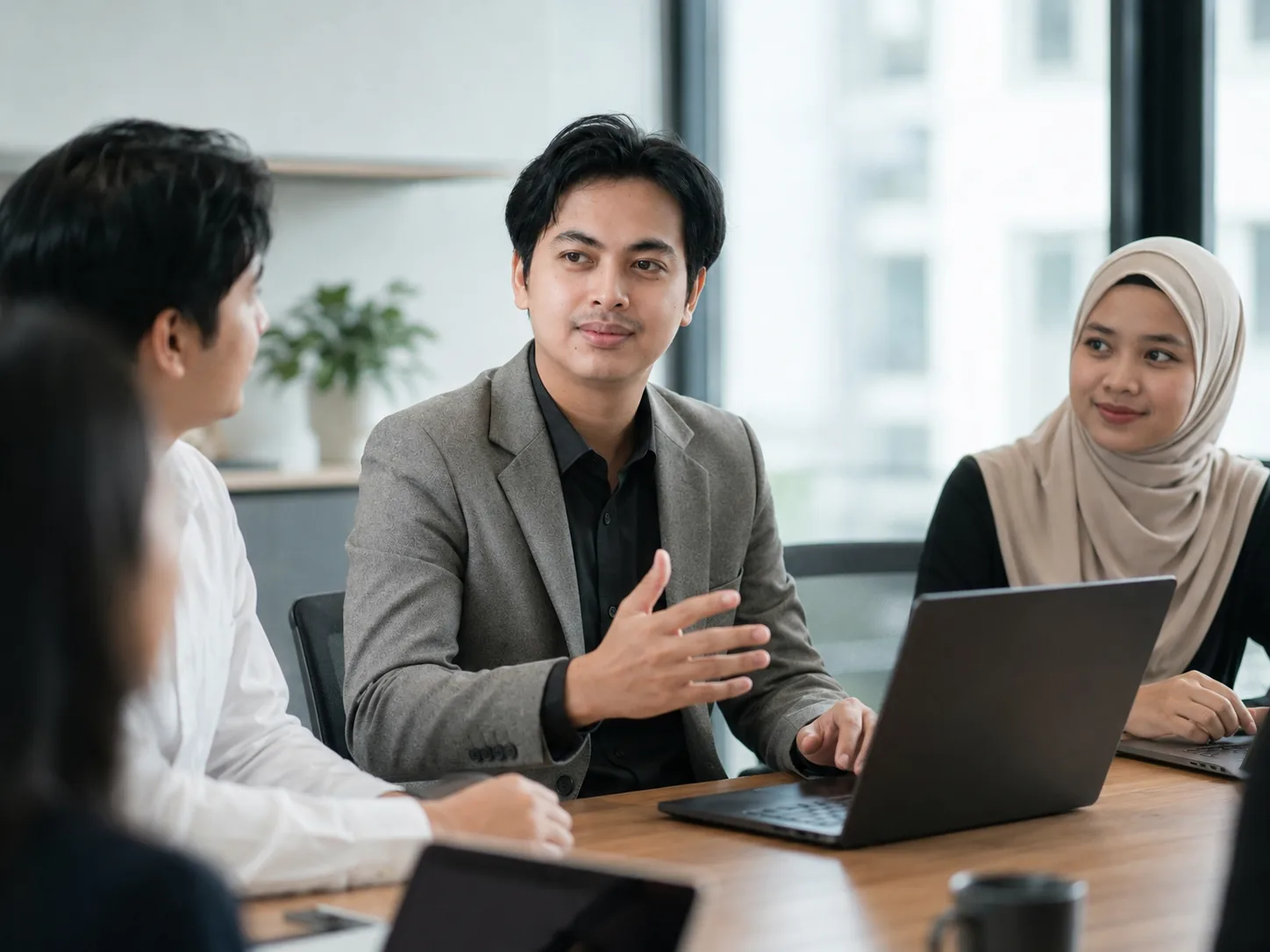 Tim Studio sedang bekerja